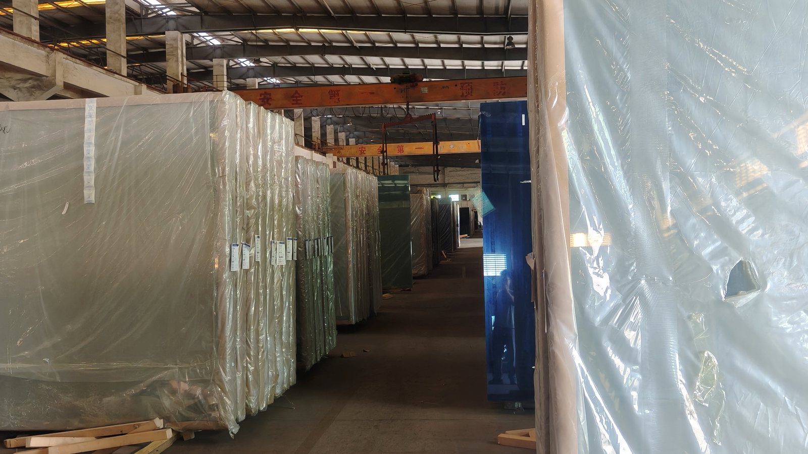 Glass stock aisle in the Solaris warehouse